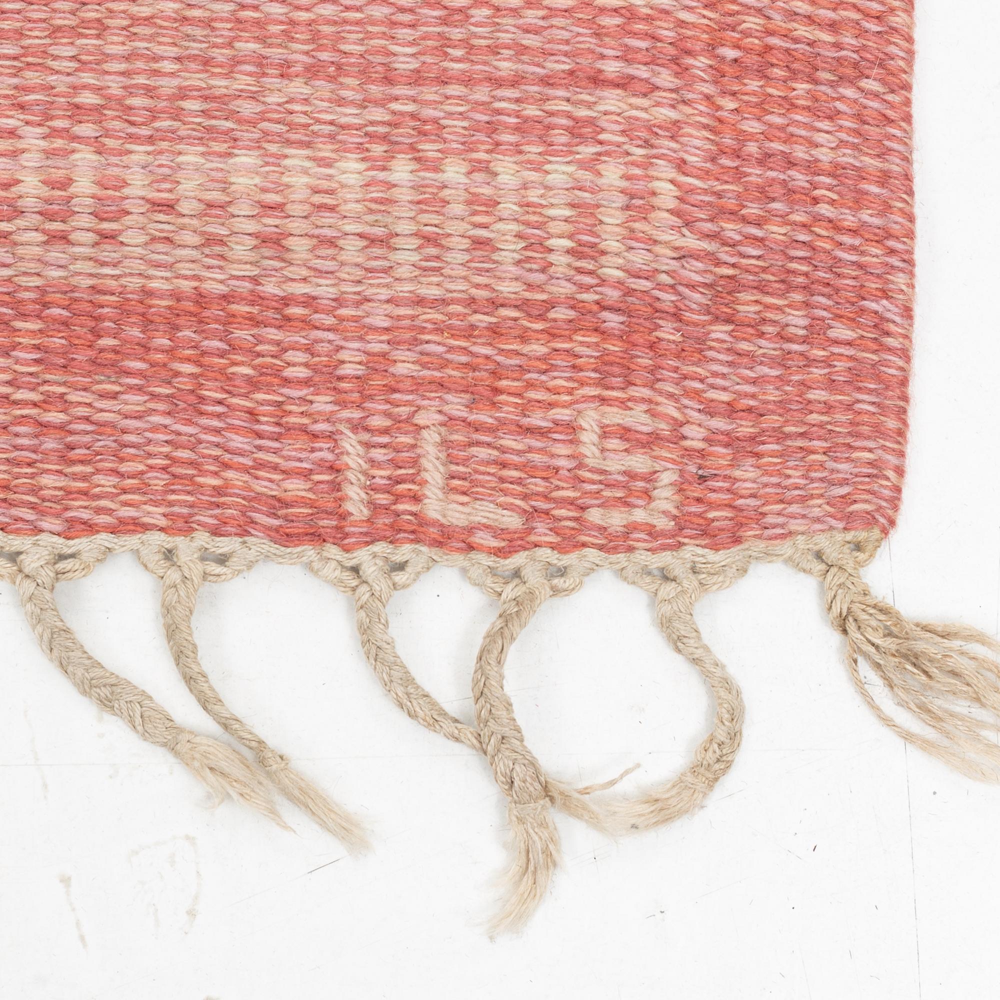 A flat wave rug, signed ILS, Alestalon Mattokutomo, Kauhava, Finland, c. 226 x 167 cm.