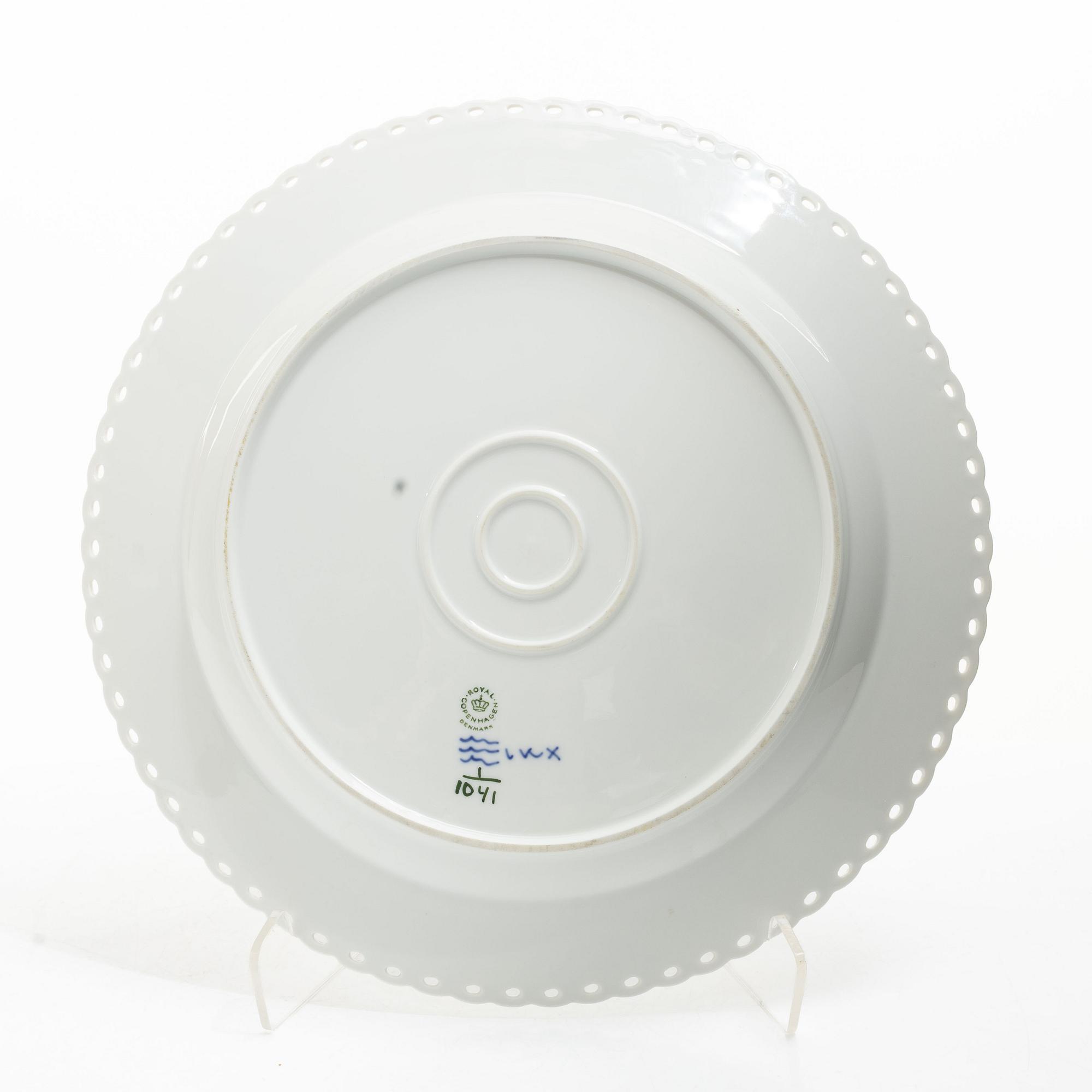 Royal Copenhagen, Two large "Blue fluted half and full lace" (Musselmalet halv- and helblond) porcelain serving dishes.