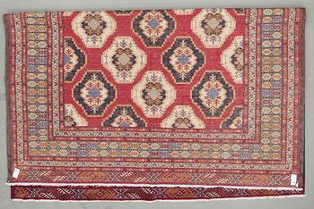 MATTA, orientalisk. Ca 331x267 cm.