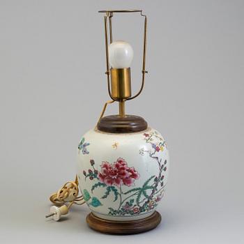 A Chinese Export porcelain jar converted to a table lamp decorated in famille rose. Qing dynasty, 19th century.