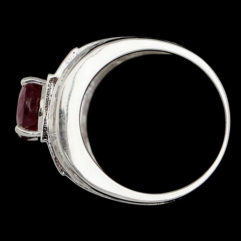 RING, vitguldspläterat sterlingsilver, rubiner tot ca 4.75 ct, vita safirer tot ca 0.88 ct.