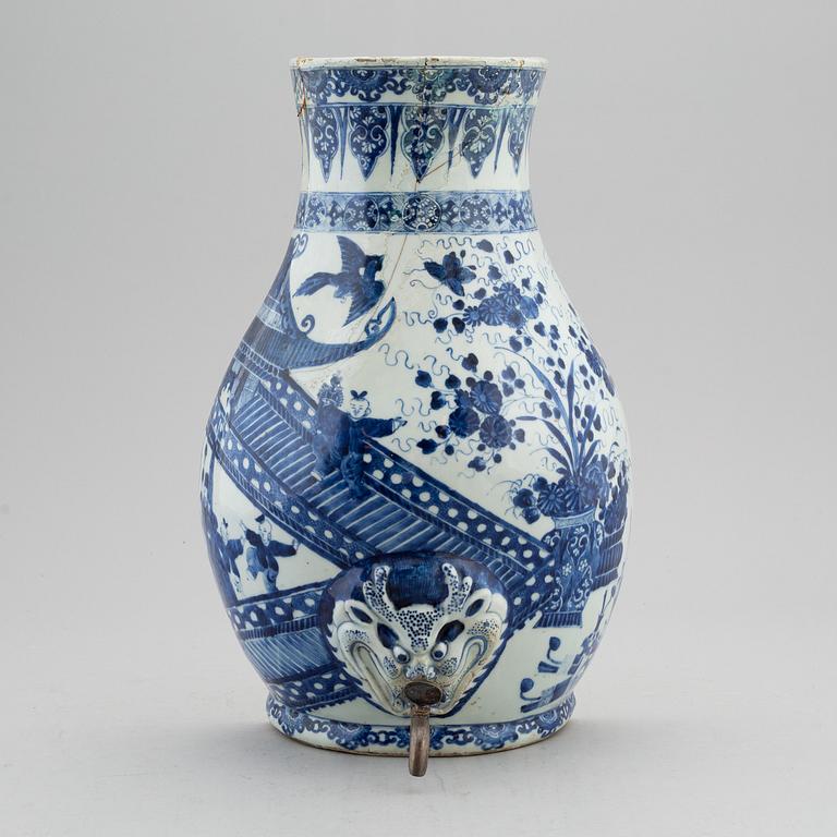 A blue and white wall cistern, Qing dynasty, Kangxi (1662-1722).