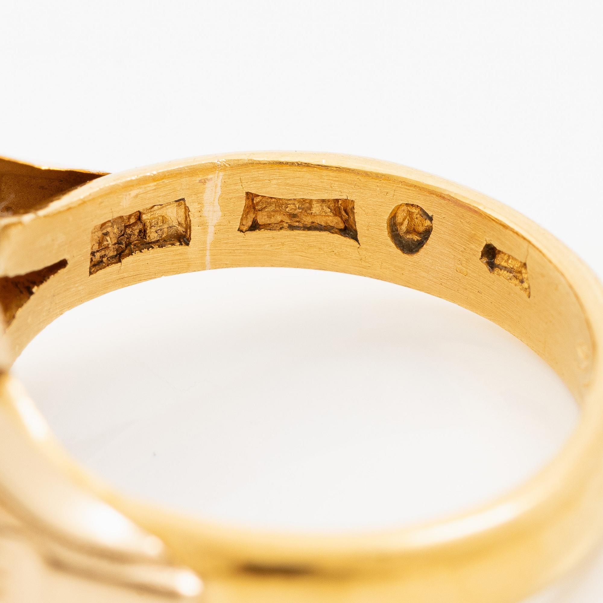 Ring 23K gold with synthetic stone.
