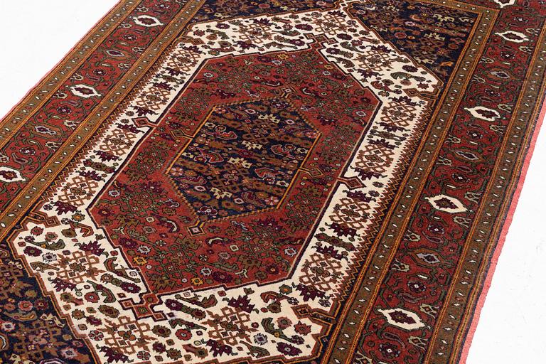 A semi-antique Senneh rug, c. 190 x 128 cm (including the flat weave).