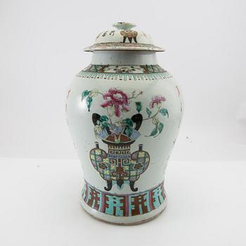 A Chinese porcelain urn with cover, 19th/20th century.