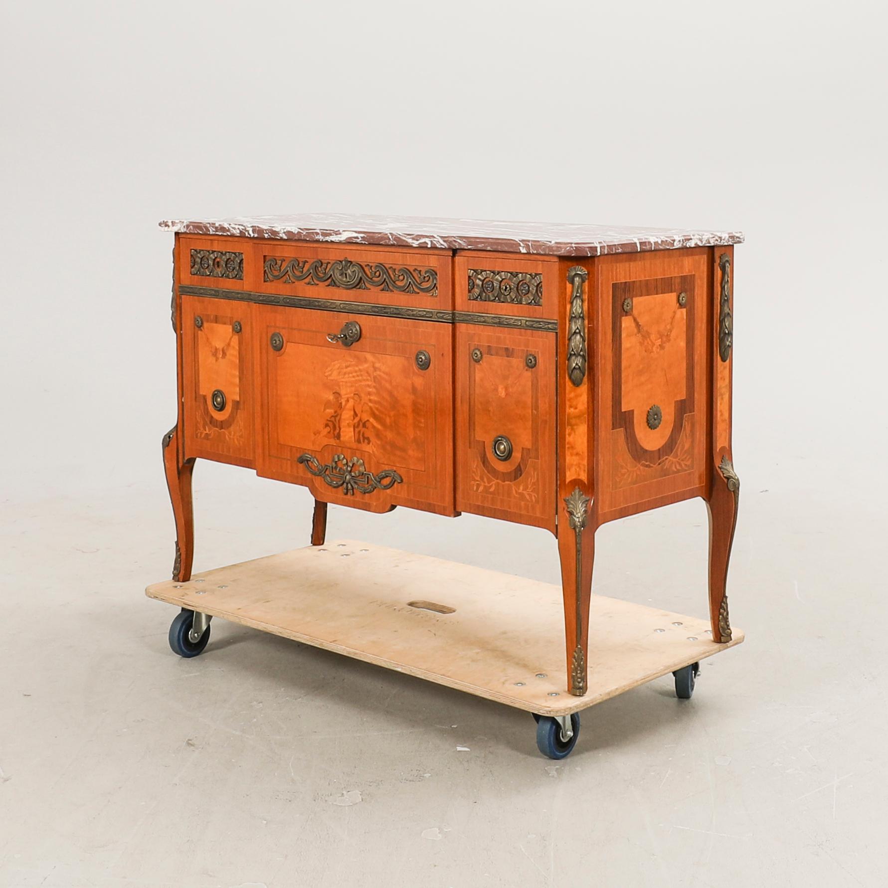 A mid 1900s Gustavian style mahogany dresser.