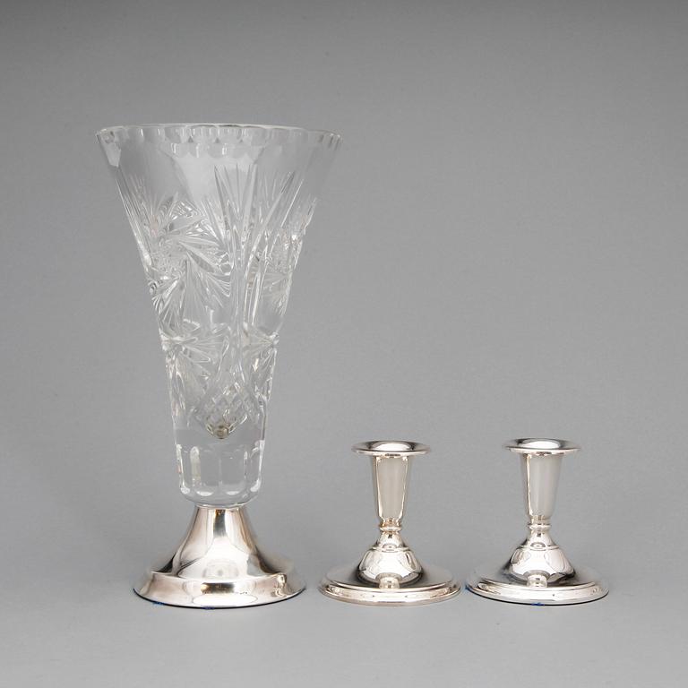 VAS OCH LJUSSTAKAR, 1+ ett par, silver och glas, 1900-tal.