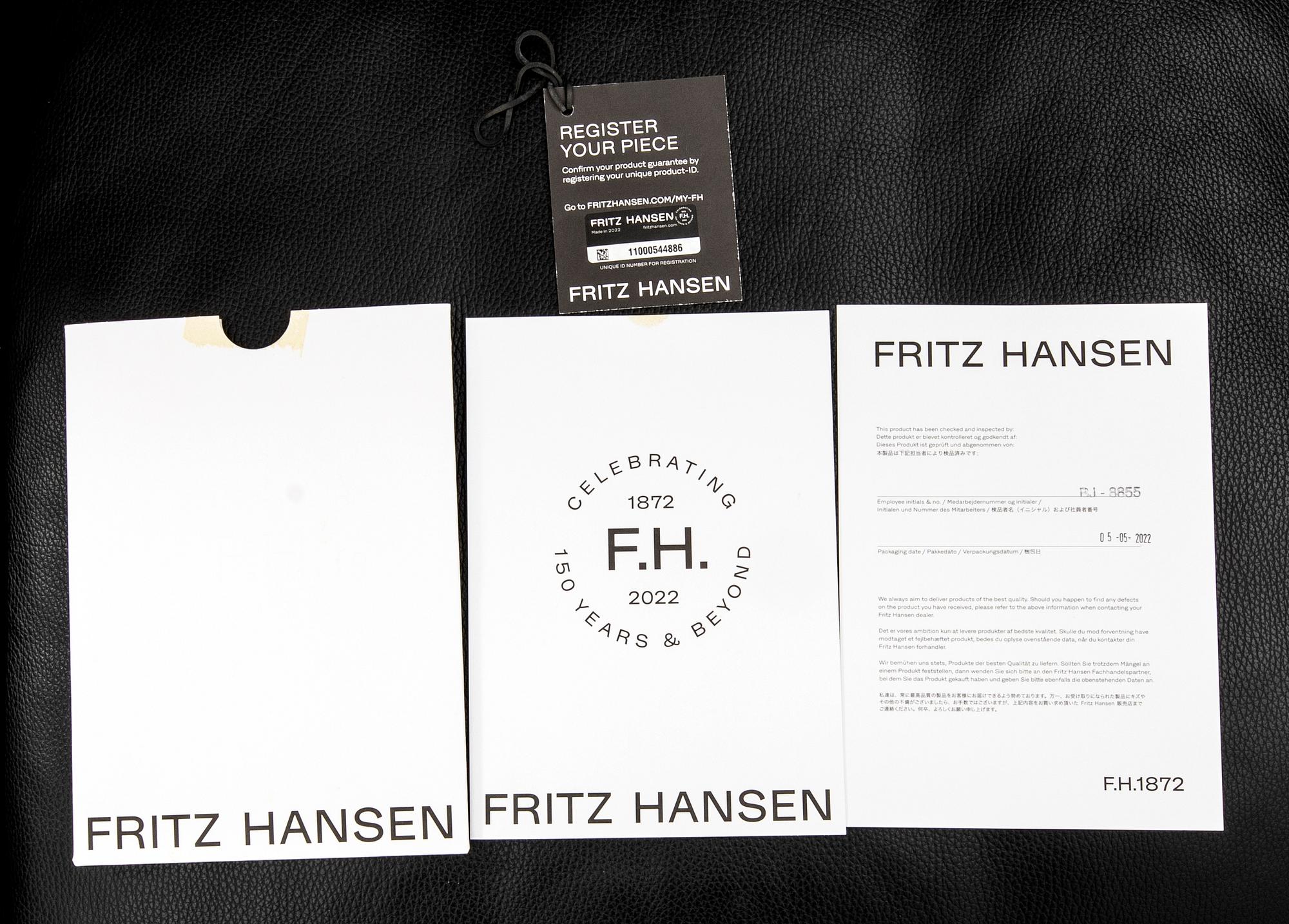 Poul Kjaerholm, soffa "PK 31-3" för Fritz Hansen Danmark 2022.