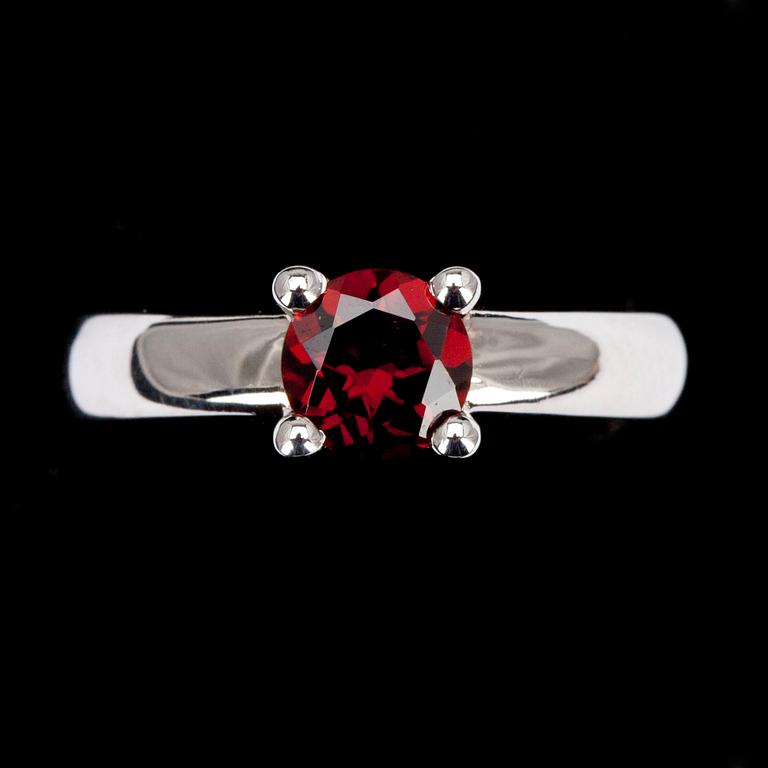 SORMUS, valkokultaa 14K ja briljanttihiontainen granaatti 1,04 ct. Paino 4,6 g.