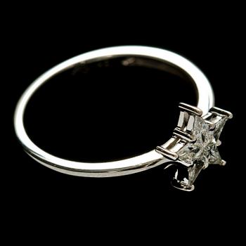 RING, 18k vitguld med 5 fasettslipade diamanter, tot 1.95 ct. Tot vikt 3 g.