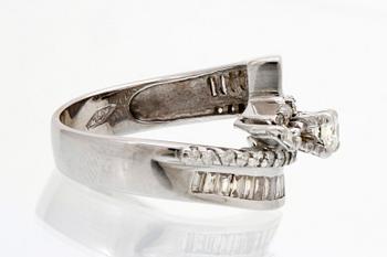 Ring 18K whitegold briliant and bguette-cut diamonds approx 1,20 ct in total.