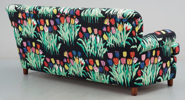 A Josef Frank sofa by Svenskt Tenn, model 568.