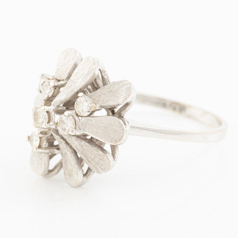 Ring in 18K white gold set with round brilliant-cut diamonds.