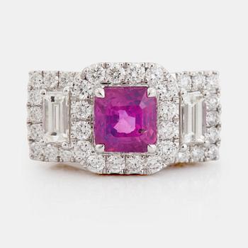 883. RING, med rosa safir 2.16 ct, briljantslipade diamanter 0.97 ct och 2 baguetteslipade diamanter totalt 0.50 ct.