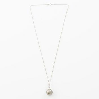 Necklace 18K white gold with cultured Tahitian pearl and brilliant-cut diamonds.
