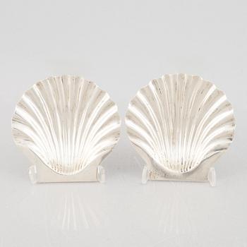 A pair of silver shell-shaped bowls, mark of Robert Dicker, London 1892.