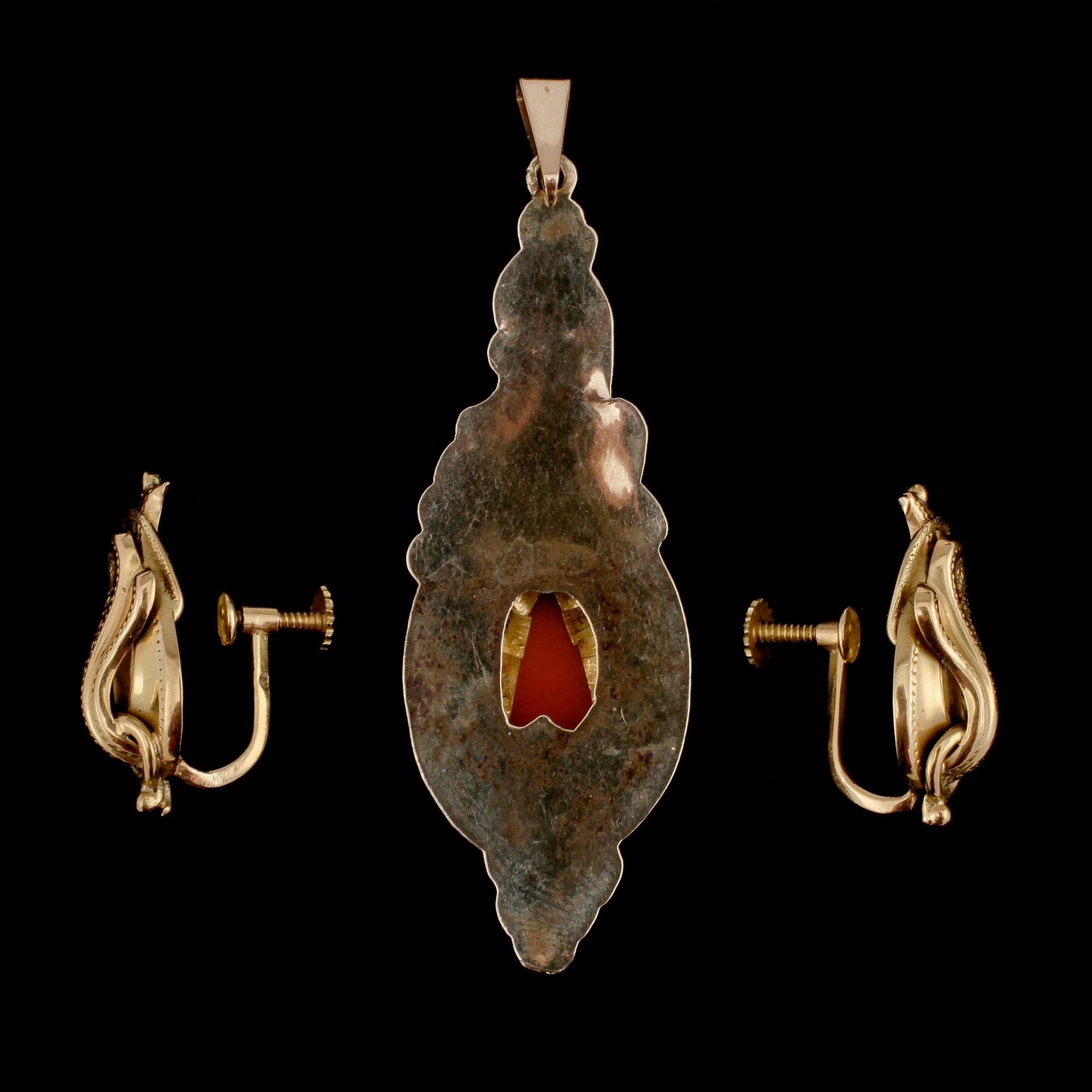 ÖRHÄNGEN, 18k guld, Lars Harsheim, Göteborg samt HÄNGE, 8k guld med skuren snäckskalskamé, 1900-tal. Vikt 6 g.