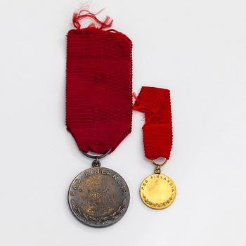 Birger Kaipiainen, 'Pro Finlandia' medal and miniature medal, silver, manufactured by Tillander Helsinki.