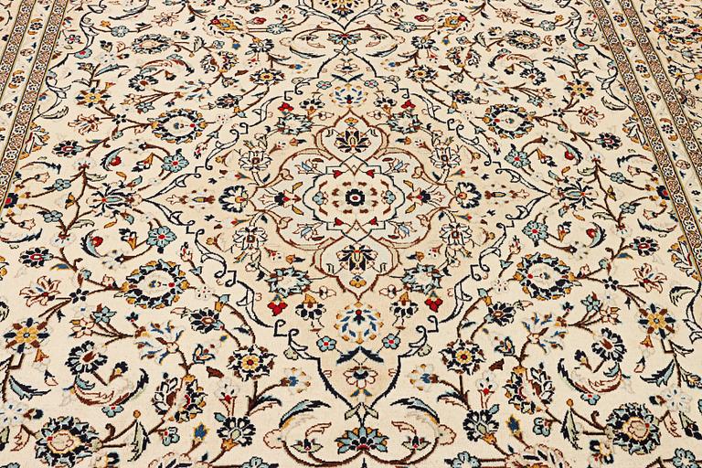 A Kashan carpet, c. 353 x 244 cm.