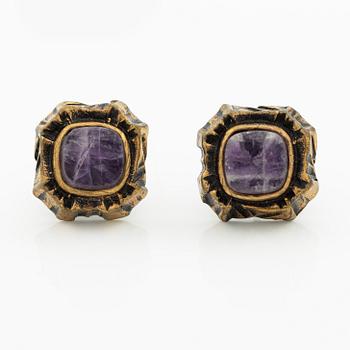 Pentti Sarpaneva, A bracelet, a pair of earrings, a ring, and a pendant, bronze with amethyst, Finland 1960s.