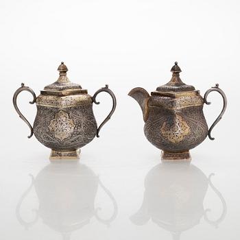 Teekalusto, 3 osaa, hopeaa, osittain kullattu, suomalaiset tarkastusleimat 1967.