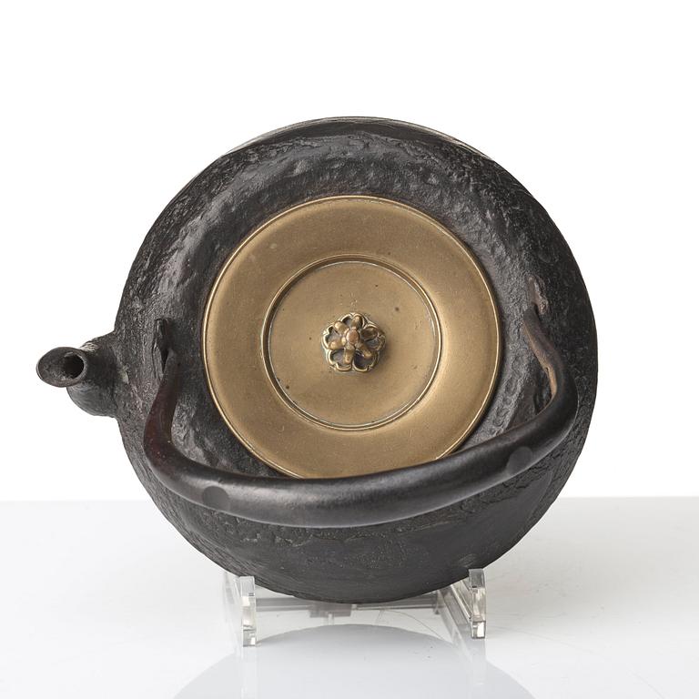 A large cast iron tea pot with cover, Japan, Meiji period (1868-1912). Interior of cover with signature.