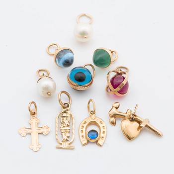 10 charms in different color and sizes.