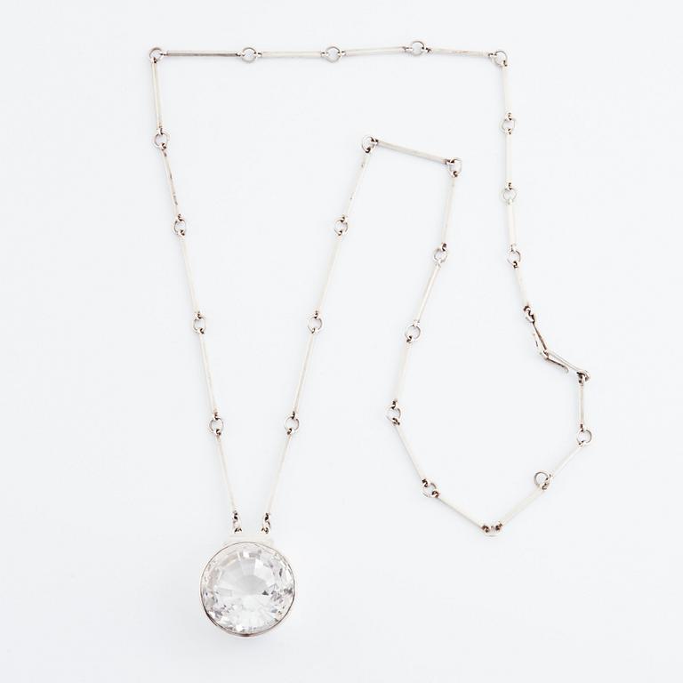 Wiwen Nilsson, hängsmycke sterlingsilver med bergkristall, Lund 1945.