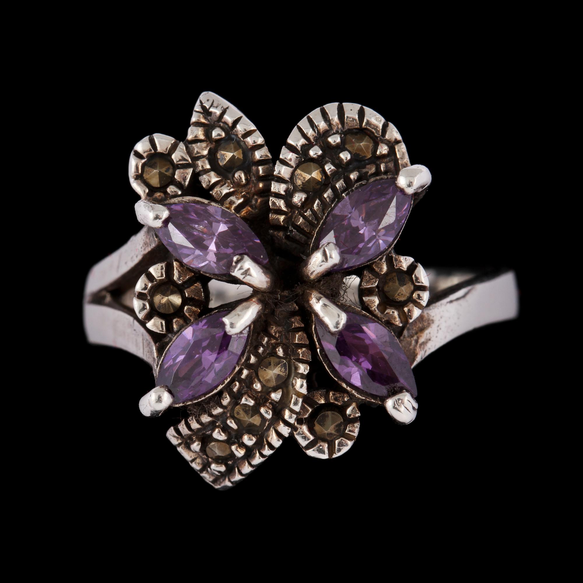 RING, silver med markasiter och troligtvis fasettslipade ametister. Vikt 6 g.