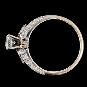 RING, 18k vitguld med briljantslipad diamant ca 0.5 ct samt 34 fasettslipade diamanter, 2000-tal. Vikt 5 g.