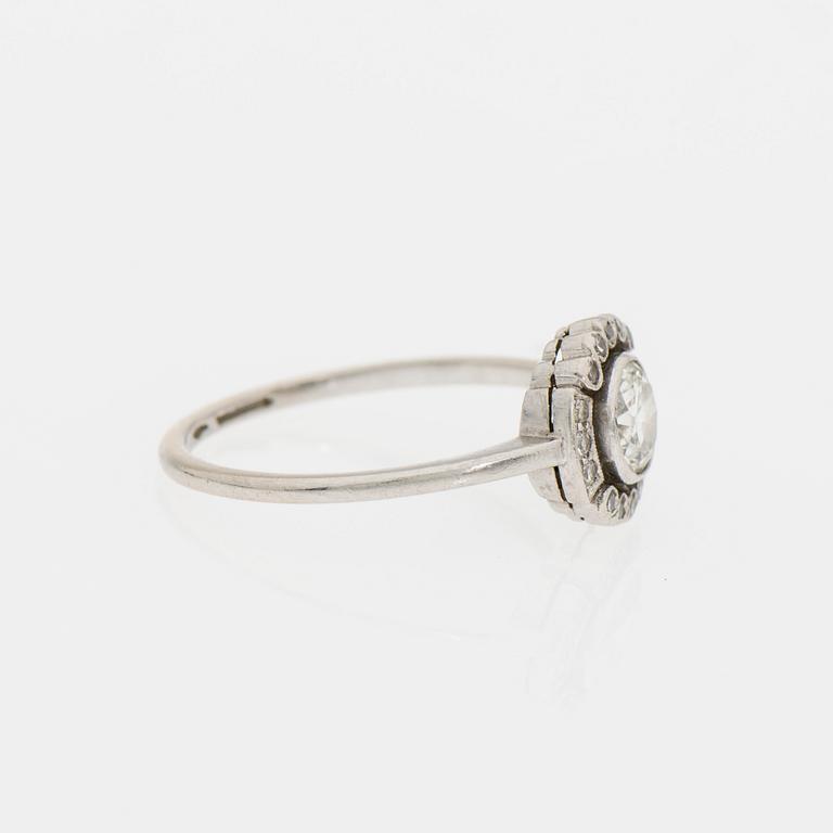 RING, platina, A.Tillander ca 1940-50-tal totalt ca 0,46 ct. Vikt 2,6 g.