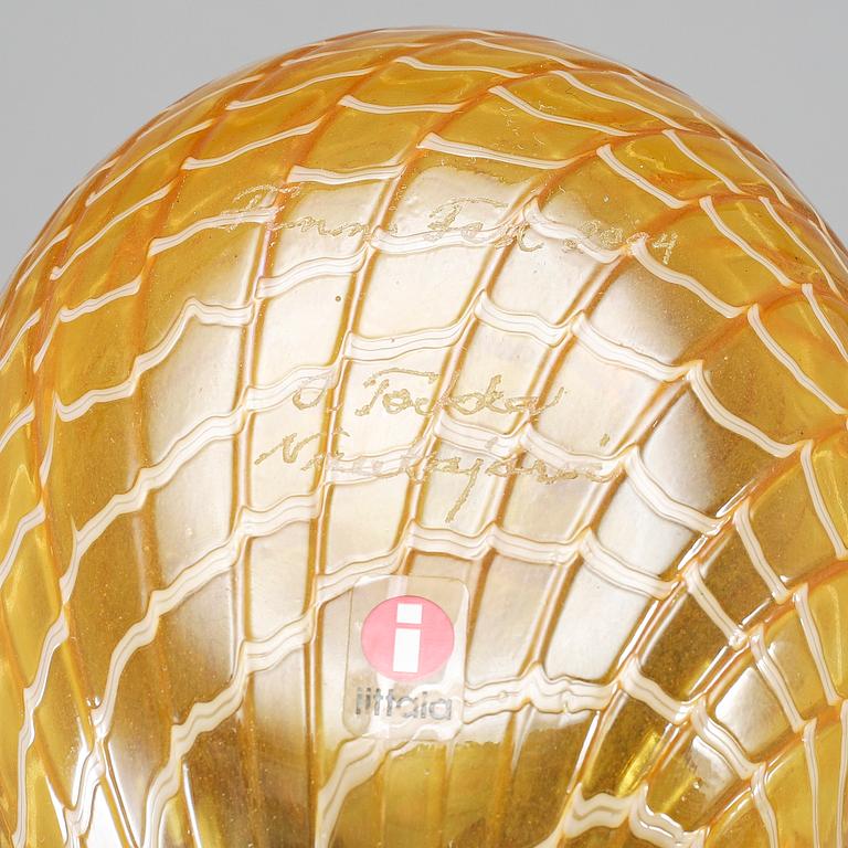 OIVA TOIKKA, a glass bird, Karelian Golden Cuckoo - FinnFest 2004. Signed O. Toikka Nuutajärvi.