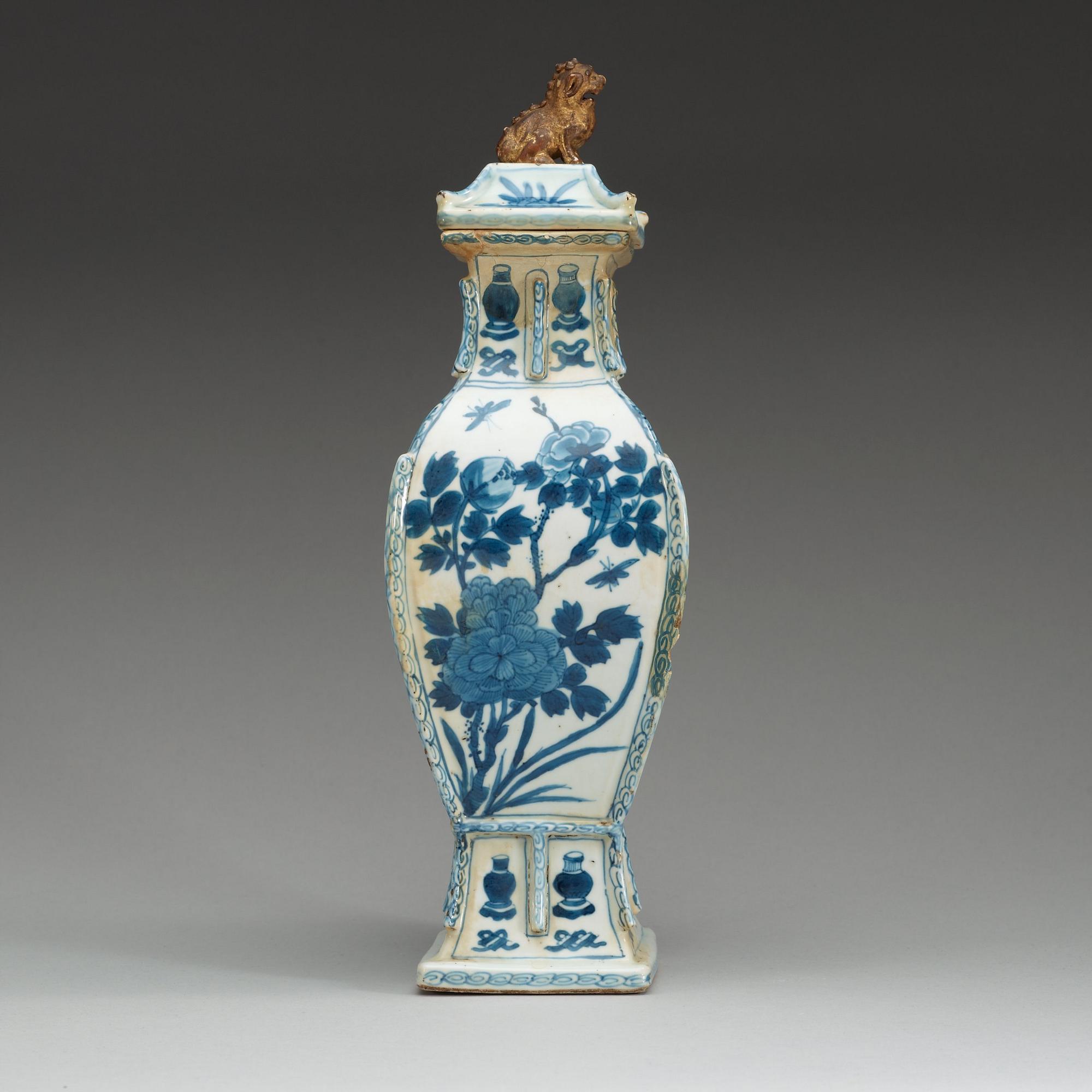 VAS med LOCK, porslin. Qing dynastin, Kangxi (1662-1722).