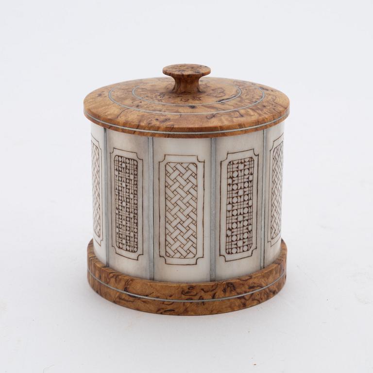 A birch and reindeer horn box with lid by Bertil Fällman, signed.