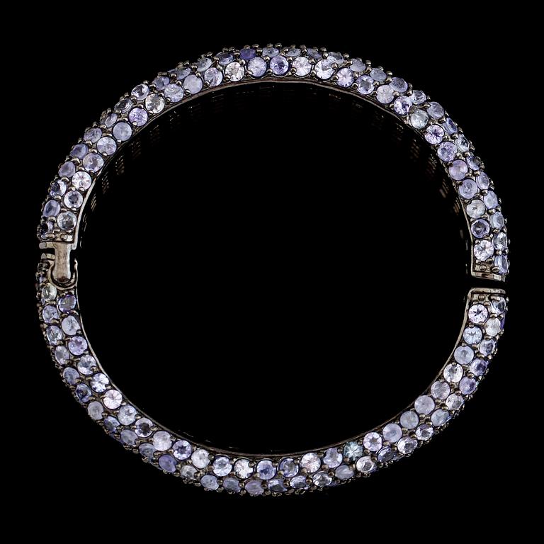 ARMBAND, rodinerat sterlingsilver, tanzaniter. Vikt ca 85 g.