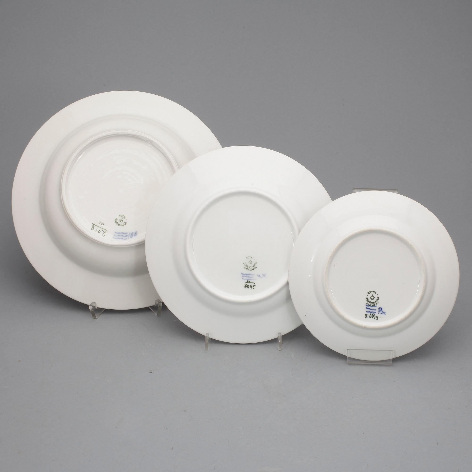 SERVISDELAR, ca160+8 delar, porslin, "Blå blomst", Royal Copenhagen, 1900-tal.
