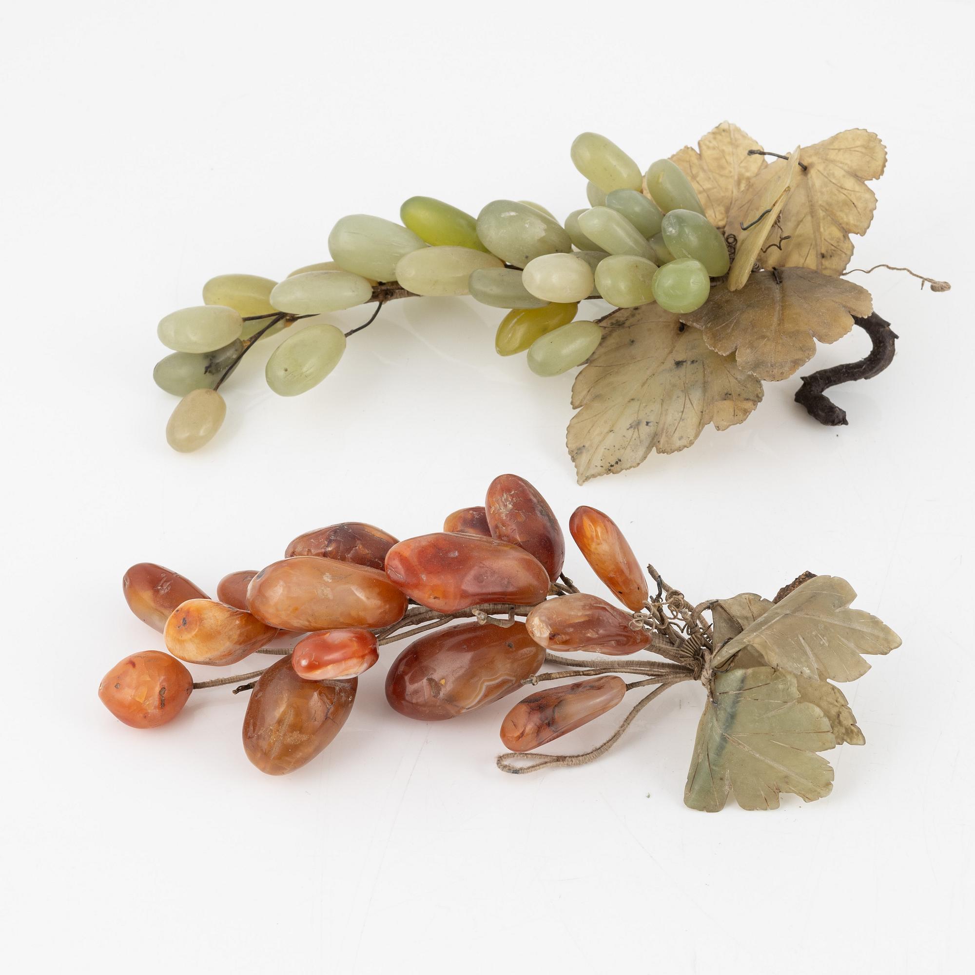 A set of eight decorative grapes in the material nephrite, quarts, amethyst.