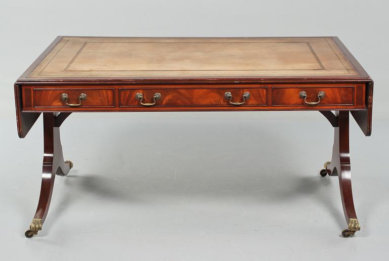 SKRIVBORD, engelsk stil, 1900-talets andra hälft.