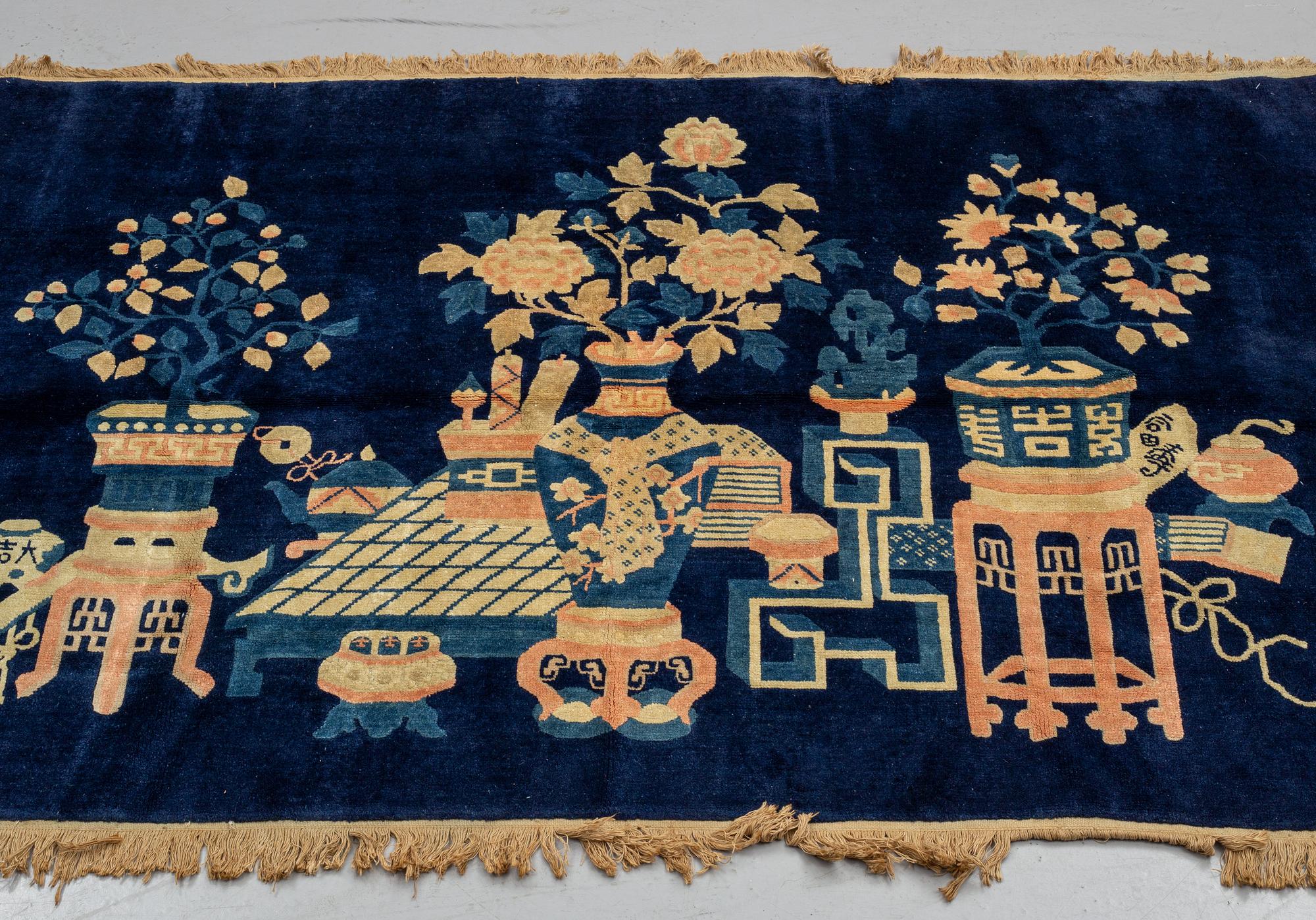 MATTA, old/semiantik Kina figural, ca 123 x 178 cm (samt båda franssidorna med 1 cm slätväv), "antique finish".