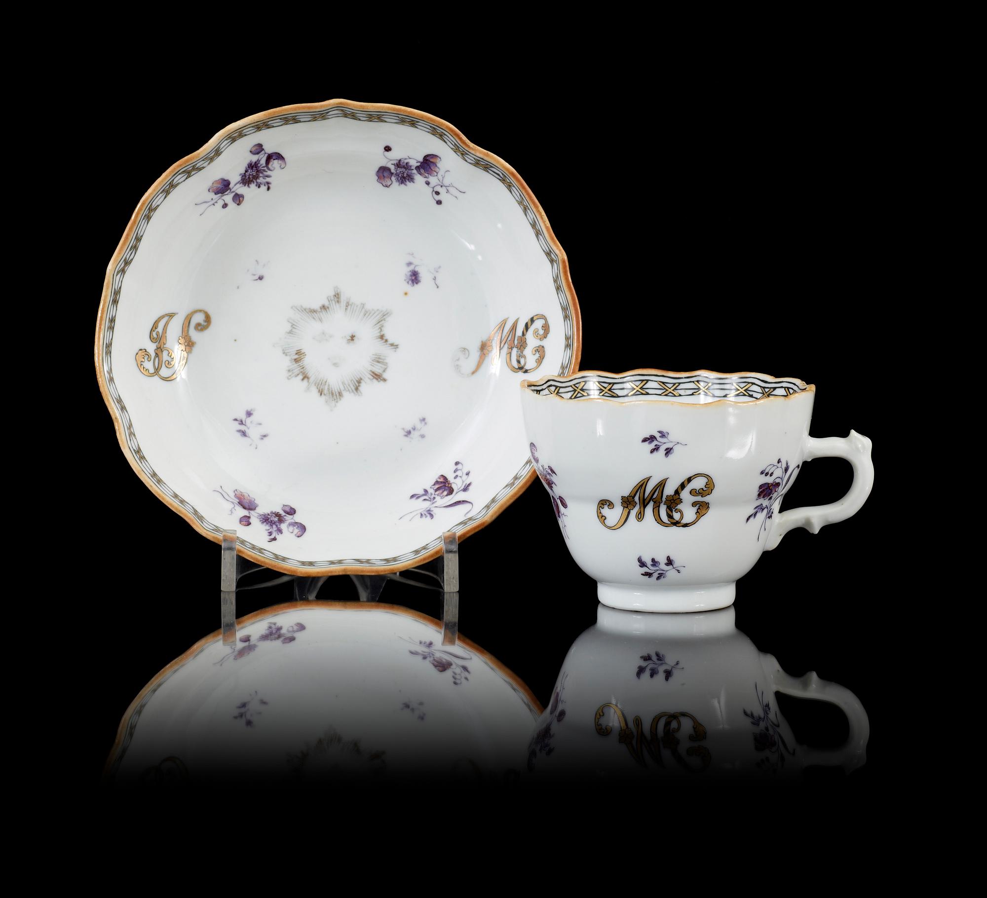 KOPP MED FAT, porslin, Kina, Qianlong, 1700-talets andra hälft.