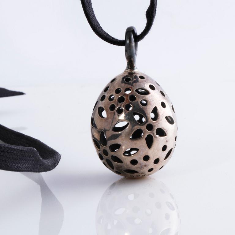 A pendant, "Blond" by Charlotte Lynggaard.