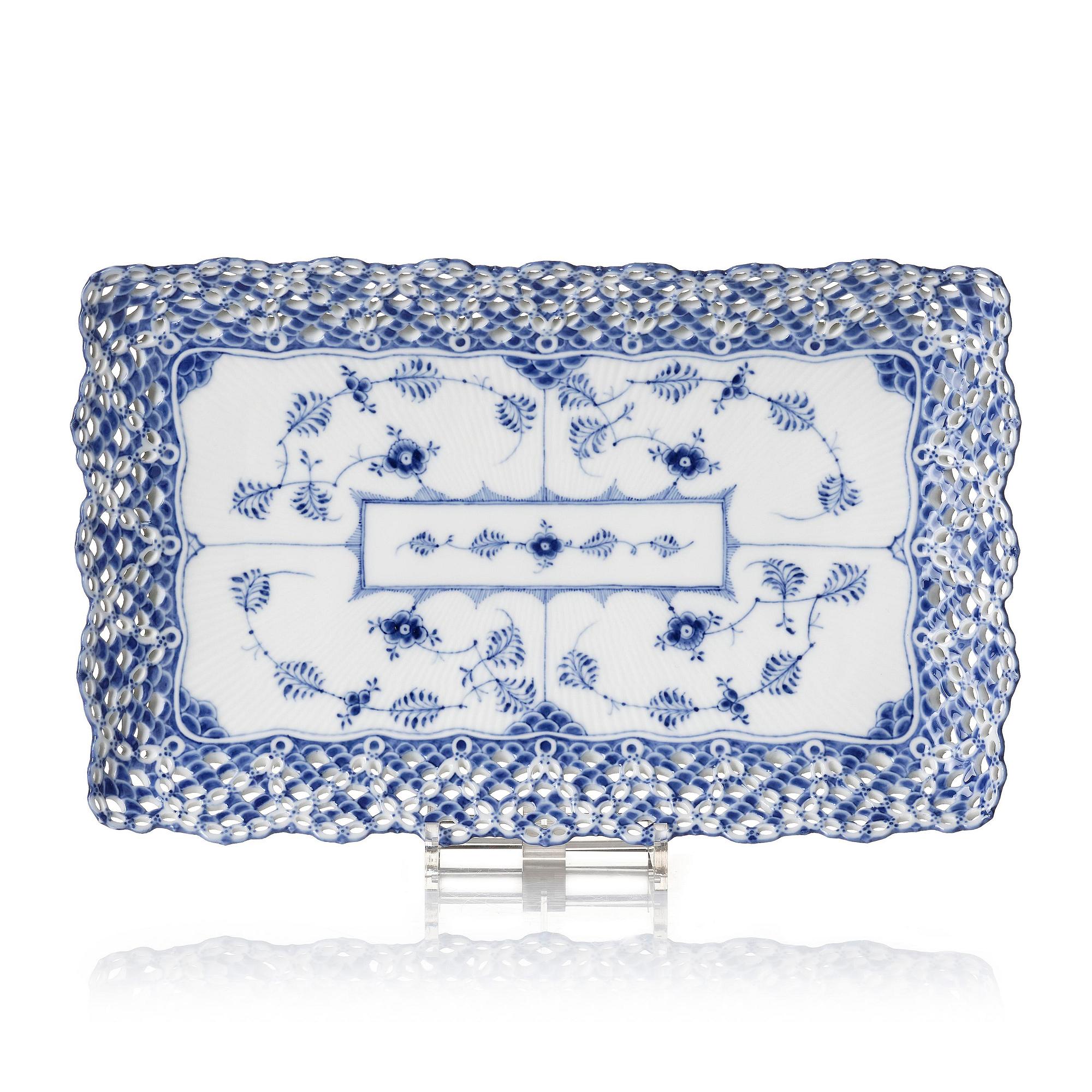 A Royal Copenhagen 'Musselmalet' / 'blue fluted full lace' tray, Denmark, 1893-1900.