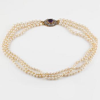 COLLIER, odlade pärlor med lås i 18K guld med diamanter och cabochonslipad ametist, Stigbert för Engelbert, Stockholm.