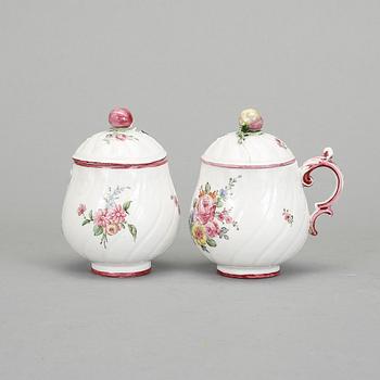 CREMEKOPPAR, ett par, porslin, Marieberg 1760-1782.
