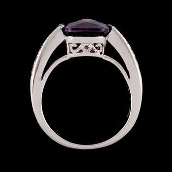 RING, 14k vitguld med checkerslipad ametist och 20 briljantslipade diamanter. Vikt 5 g.