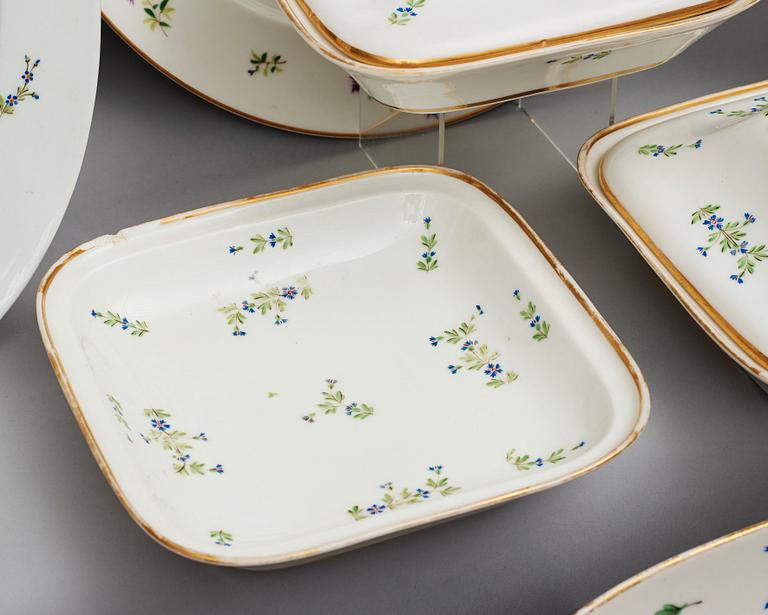 SERVISDELAR, 15 stycken, porslin. Frankrike, Paris, 1800-tal.