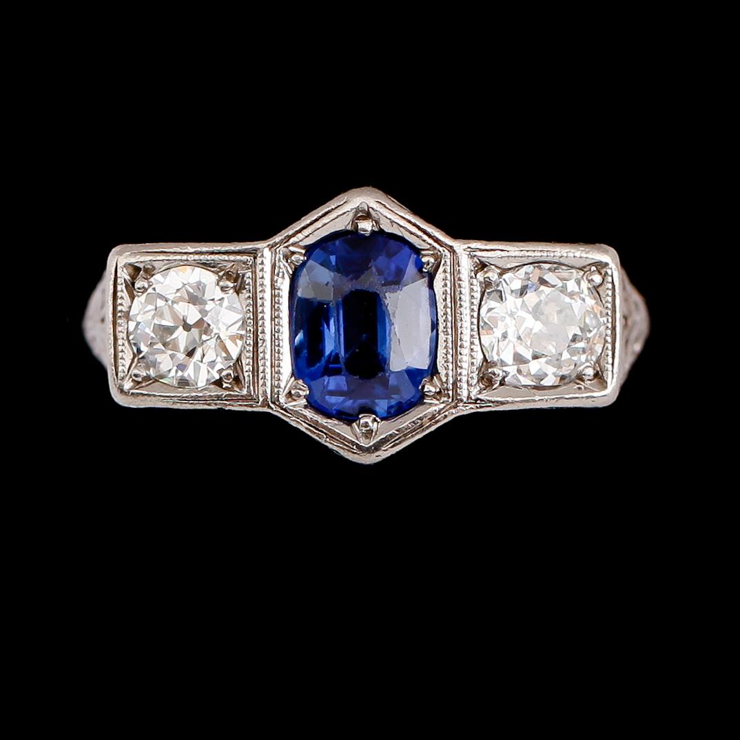 RING, 18 k vitguld, 2 diamanter tot 0.80 ct, safir 1.08 ct., 1900-talets första del.