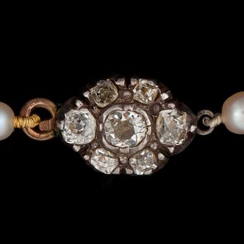 COLLIER, troligen äkta orientaliska pärlor, lås 18k guld och silver med rosenslipade diamanter.