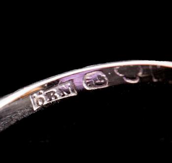 RING, 18 k vitguld med gammalslipade diamanter, totalt ca 0.70 ct, Örns Juvelatelje, Göteborg. Vikt ca 2,5 g.