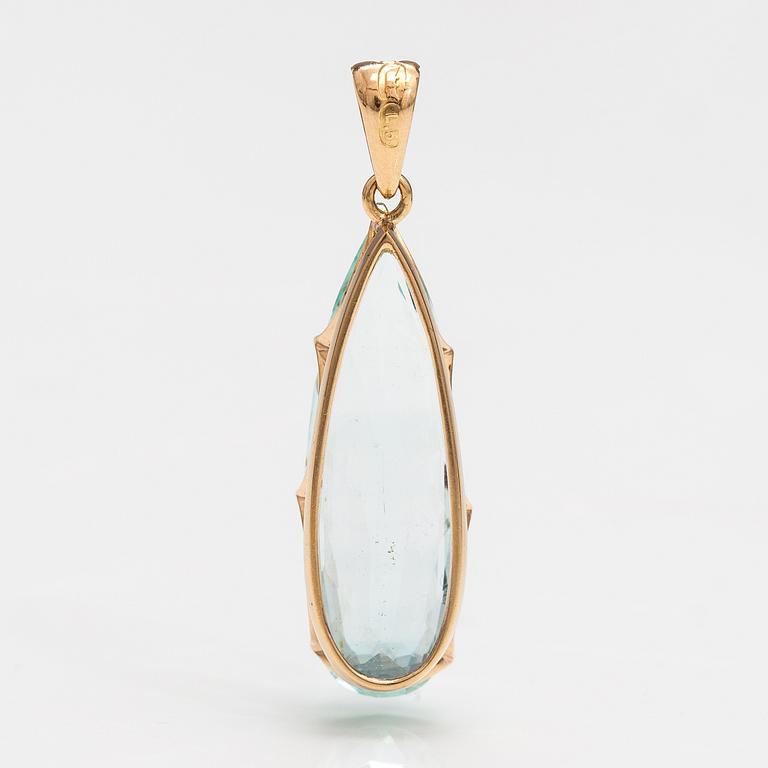 An 18K gold pendant with an aquamarine. Oskar Lindroos, Helsinki 1916.